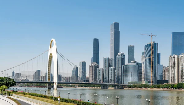 Guangzhou hafif tren turu otobüsü.