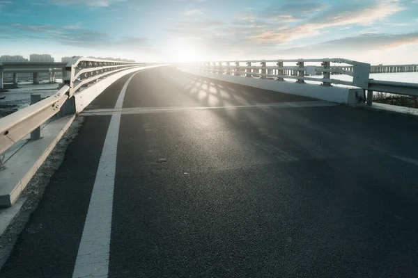 アスファルト道路と青島都市建設スキン — ストック写真