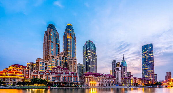 Ночной вид на современный архитектурный ландшафт в Тяньцзи
