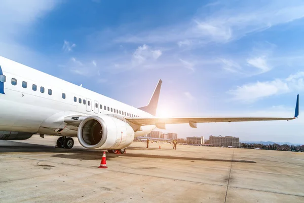 滑走路エプロン及び旅客用航空機 — ストック写真