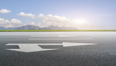 Yol yüzeyi ve doğa manzarası