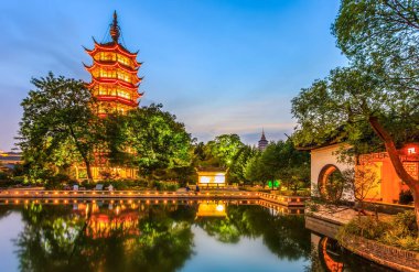 Changzhou 'nun Çin pagodası gece görüşü