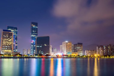 Fuzhou Finansal Bölgedeki modern ofis binasının gece görüşü