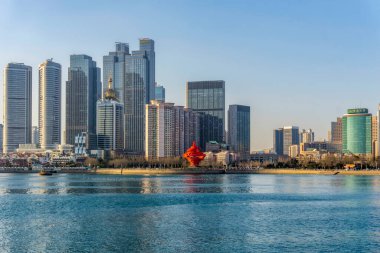 Qingdao kıyı şeridi mimari manzarası ve kentsel gökyüzü