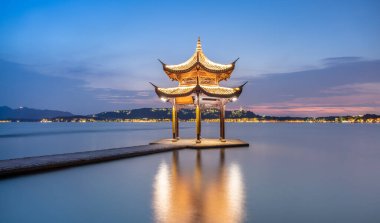 Hangzhou 'nun batı gölünde Jixian Pavyonu ve gün batımı