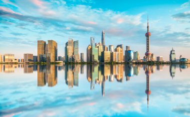 Şehir mimarisinin ufuk çizgisinin panoramik görüntüsü