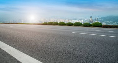 Chongqing kentsel ufuk çizgisi ve asfalt yol mimari manzarası