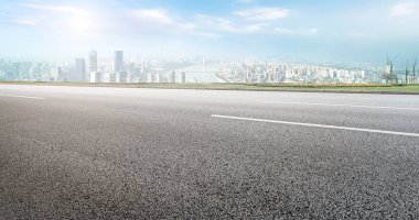 Chongqing kentsel ufuk çizgisi ve asfalt yol mimari manzarası