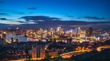 Chongqing mimari manzarası, nehirler ve gece gökyüzü.