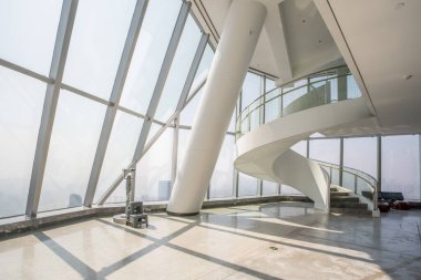 Modern Çin binasında büyük cam pencere.