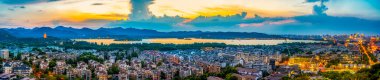 Skyline ve Hangzhou 'nun Batı Gölü kentsel mimari manzarası