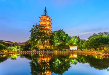 Changzhou 'nun Çin pagodası gece görüşü