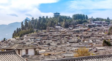 Lijiang antik şehrindeki eski evlerin panoraması