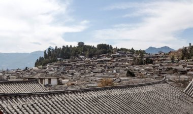 Lijiang antik şehrindeki eski evlerin panoraması