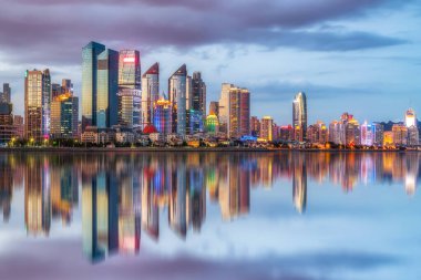 Qingdao 'nun modern şehir mimari manzarası, Chin.