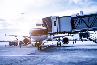 Havaalanı pisti önlüğü ve yolcu uçağı