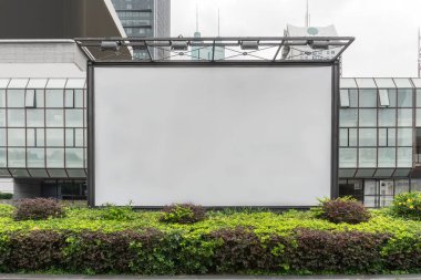 İş bölgesinde boş bir reklam kutusu.