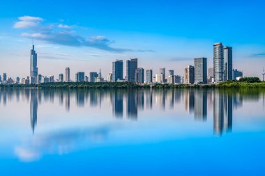 Nanjing Gölü Parkı ve Şehir Mimarisi Skyline
