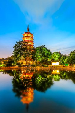 Changzhou 'nun Çin pagodası gece görüşü