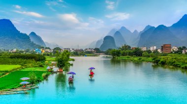 Yu Long nehri ve Karst dağı Yangshuo Guilin, C 'de.
