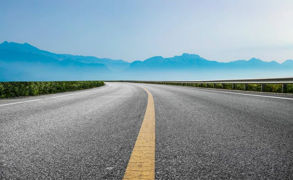 道路の表面と屋外の自然景観 — ストック写真