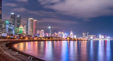Qingdao 'nun modern şehir mimari manzarası, Chin.