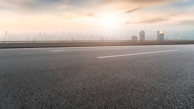 Chongqing kentsel ufuk çizgisi ve asfalt yol mimari manzarası
