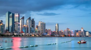 Qingdao 'nun modern şehir mimari manzarası, Chin.