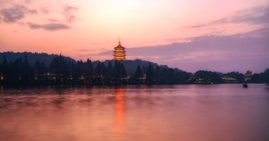Hangzhou 'daki West Lake' in güzel mimari manzarası