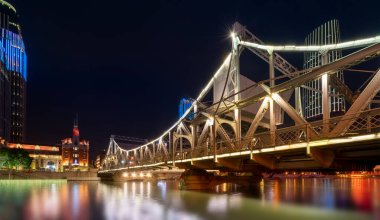 Tianjin kentsel mimarisinin gece manzarası