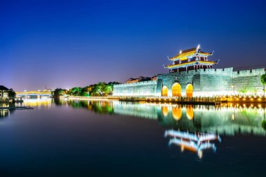 Antik şehir duvarının gece manzarası Pingmen, Suzho