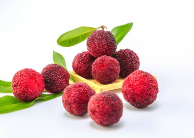 Beyaz arkaplanda organik bayberry