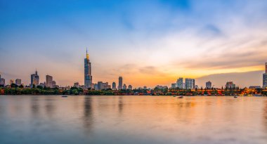 Nanjing Gölü Parkı ve Şehir Mimarisi Skyline