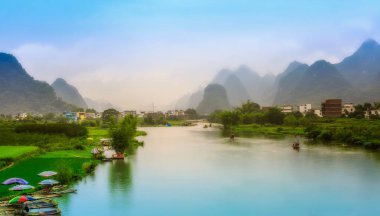 Yu Long nehri ve Karst dağı Yangshuo Guilin, C 'de.