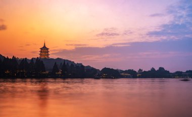 Hangzhou 'daki West Lake' in güzel mimari manzarası