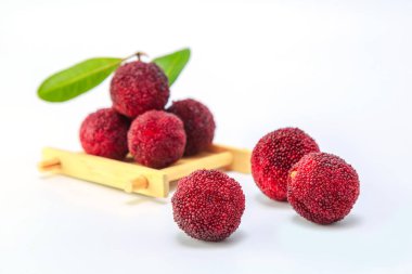 Beyaz arkaplanda organik bayberry