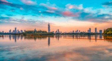 Nanjing 'deki Xuanwu Gölü ve şehir mimarisinin silueti.