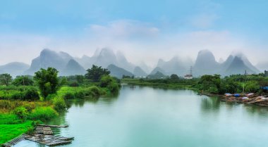 Yu Long nehri ve Karst dağı Yangshuo Guilin, C 'de.