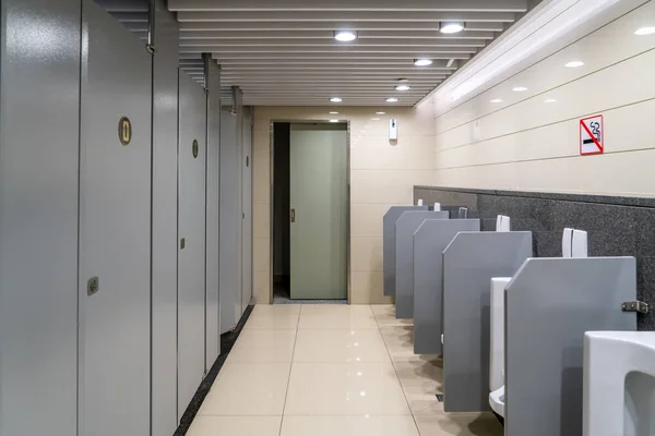 Wnętrze Publicznej Toalety — Zdjęcie stockowe
