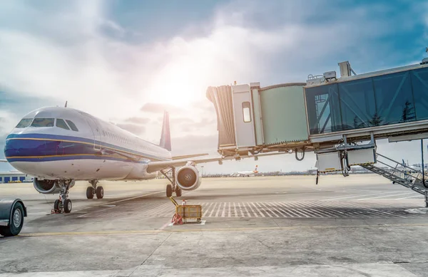 滑走路エプロン及び旅客用航空機 — ストック写真