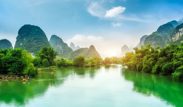Yu Long nehri ve Karst dağı Yangshuo Guilin, C 'de.
