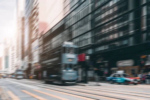 번쩍거리는 도시의 거리와 중부의 보행자들 — 스톡 사진