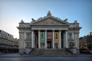 Brüksel, Brabant, Belçika 09 02 2025 Büyük sütunları, heykelleri ve sancakları olan neoklasik borsa binası.