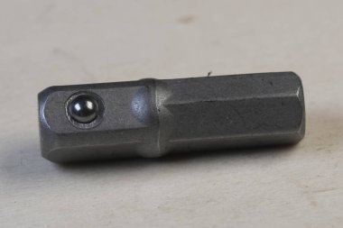 Altıgen şekilli ve bilyeli bir metal soket adaptörünün yakın çekimi..