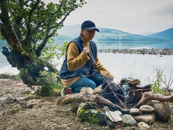 Femme Mûre Tôt Matin Sur Lac Près Feu Des Montagnes — Photo