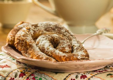 Pembe plaka ve masa kuvvetler masa örtüsü, makro fotoğraf ile Zeeuwse bolus hizmet