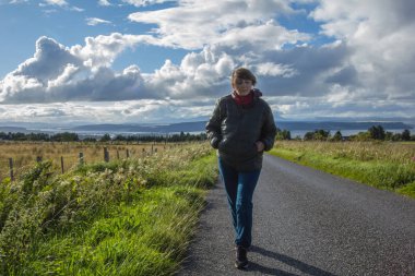 İskoçya'nın peyzaj hiking trail boyunca yürüyüş aktif kadın kıdemli.