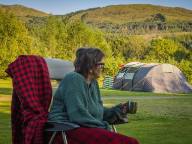 Üst düzey kadın turist 55-60 doğada