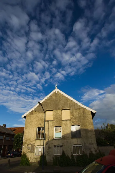 Verlassenes Großes Unbewohntes Betonhaus Mit Geschlossenen Fenstern Und Blauem Himmel — Stockfoto
