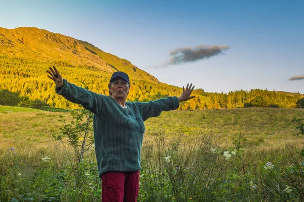 Femme Âgée Sportive Lever Main Avec Joie Bonheur Dans Nature — Photo